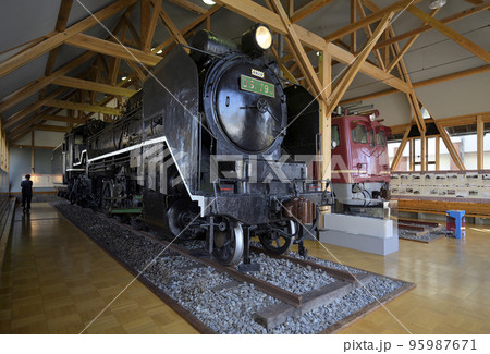 長浜鉄道スクエア　北陸線電化記念館に展示されているD51（滋賀県長浜市） 95987671