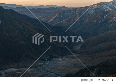 晴天の下で長野と岐阜の県境の西穂高岳稜線から見るアルプスの稜線 北アルプスの山々 晴天の下で長野と岐阜の県境の西穂高岳稜線から見るアルプスの稜線 北アルプスの山々 95987713