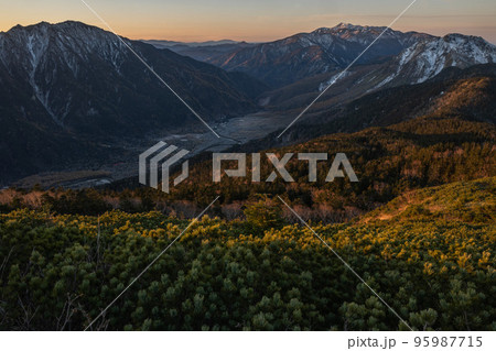 晴天の下で長野と岐阜の県境の西穂高岳稜線から見るアルプスの稜線　北アルプスの山々 95987715