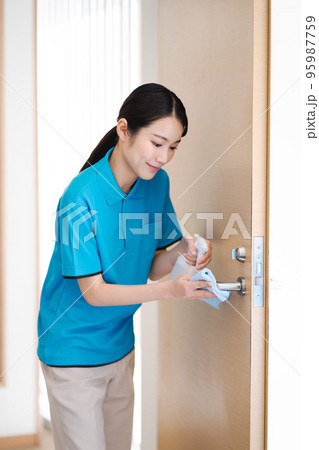清掃員（若い女性、ドアノブ除菌） 95987759