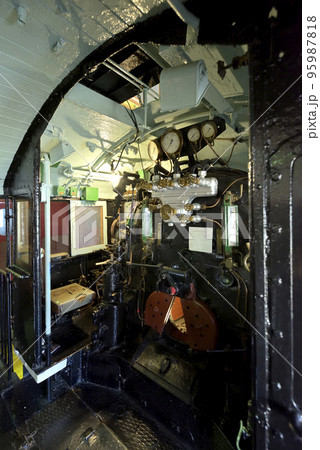 長浜鉄道スクエア　北陸線電化記念館に展示されているD51の運転席（滋賀県長浜市） 95987818