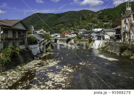 東城の町並み　東城川　広島県庄原市 95988279