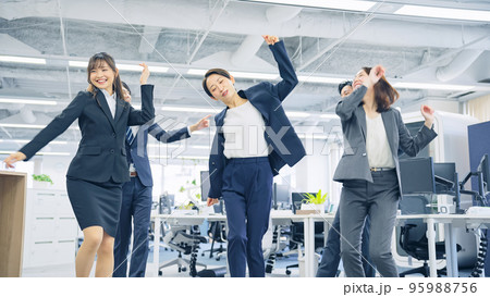 オフィスでダンスする会社員グループ 95988756