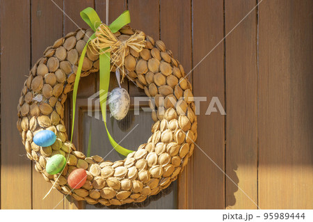 Easter wreath on the door 95989444
