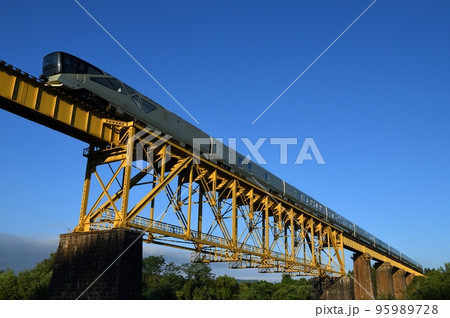一ノ戸川橋梁を渡る四季島 95989728
