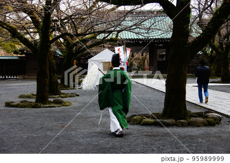 三島大社の境内を歩く神主さん 三島大社の境内を歩く神主さん 95989999