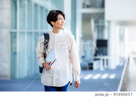 キャンパスを歩く大学生 95990657