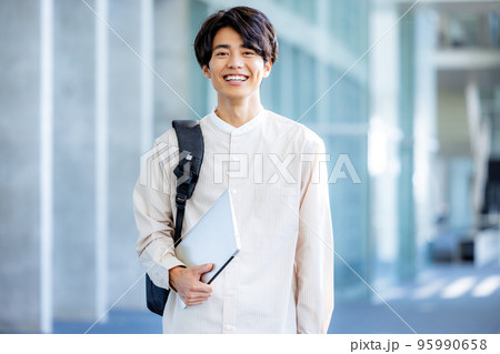 キャンパスを歩く大学生 キャンパスを歩く大学生 95990658
