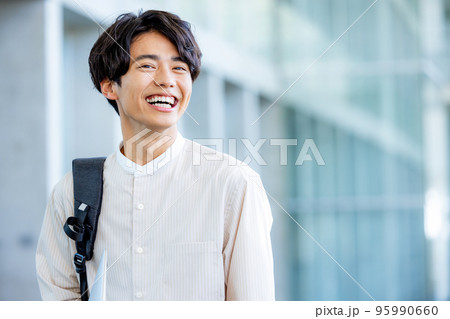 キャンパスを歩く大学生 キャンパスを歩く大学生 95990660