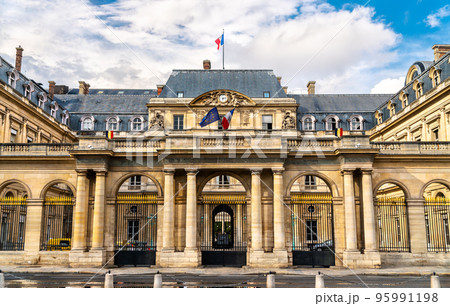 The Palais-Royal, a former royal palace in the center of Paris, France 95991198