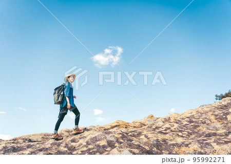 登山をする女性 登山をする女性 95992271