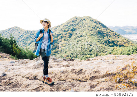 登山をする女性 登山をする女性 95992275