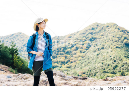 登山をする女性 登山をする女性 95992277