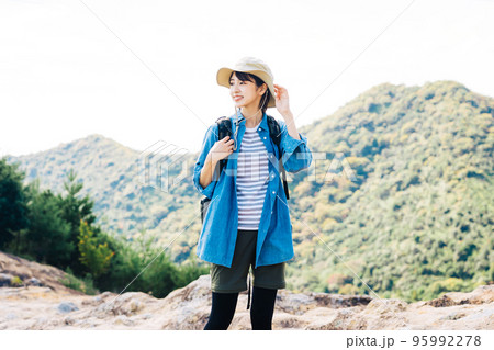 登山をする女性 95992278