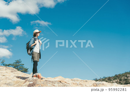 登山をする女性 95992281
