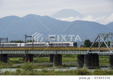 酒匂川の鉄橋を渡る電車 95993356