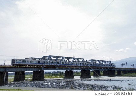 酒匂川の鉄橋を渡る電車 95993363