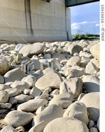 白い石が広がる河原 95993405
