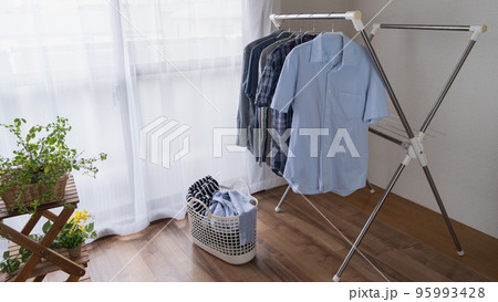 梅雨の時期に洗濯物を部屋で干す。洗濯物の部屋干し。 95993428
