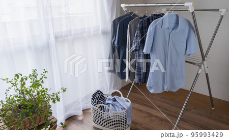 梅雨の時期に洗濯物を部屋で干す。洗濯物の部屋干し。 95993429