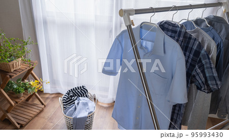 梅雨の時期に洗濯物を部屋で干す。洗濯物の部屋干し。 95993430