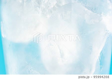 グラスに入った氷 95994208