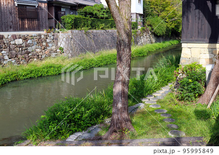 水郷の里、近江八幡の川辺とその周りの町の風情ある景観。 水郷の里、近江八幡の川辺とその周りの町の風情ある景観。 95995849