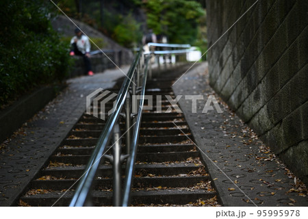 長い石の階段 95995978