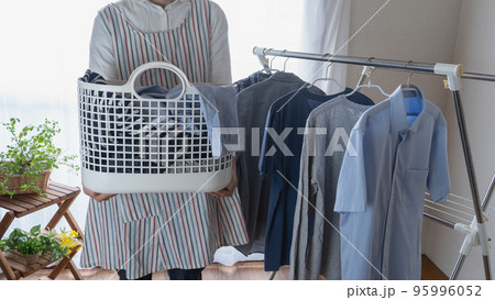 洗濯物の部屋干し　イメージ 95996052