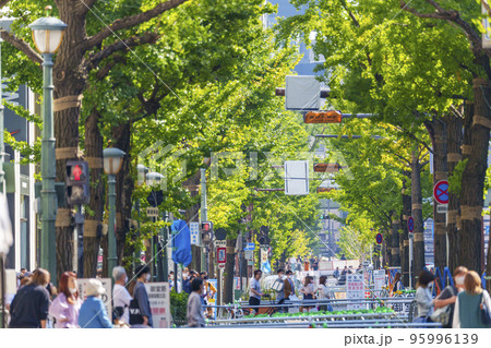 御堂筋チャレンジ2022--御堂筋における側道歩行者空間化に向けた側道閉鎖 95996139