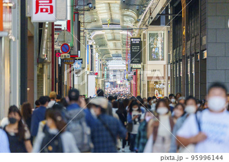 賑わう繁華街 心斎橋筋商店街 賑わう繁華街 心斎橋筋商店街 95996144