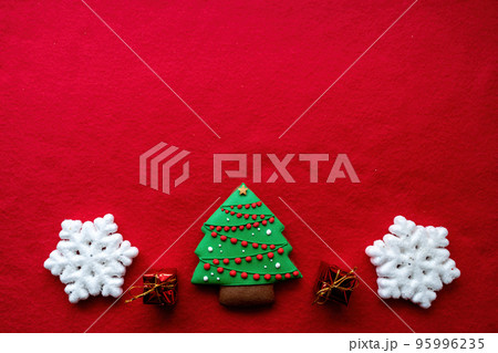 Christmas decorations layout or flatlay with fir branches and cones on red background.Eco natural frame. winter, new year Holidays concept as top view, copyspace. greeting card template Christmas decorations layout or flatlay with fir branches and cones on red background.Eco natural frame. winter, new year Holidays concept as top view, copyspace. greeting card template 95996235
