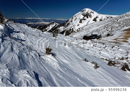 厳冬の八ヶ岳連峰・西天狗岳と根石山荘・北アルプスの山並み 95996236