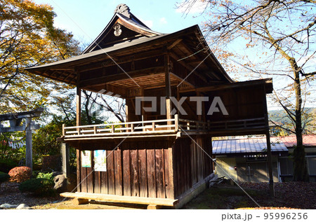 埼玉県秩父市荒川上田野の若御子神社の神楽殿 95996256