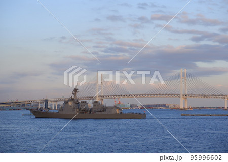 ベイブリッジと護衛艦あたご ベイブリッジと護衛艦あたご 95996602