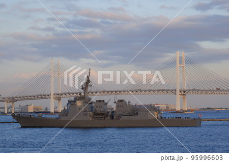 ベイブリッジと護衛艦あたご 95996603