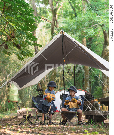 焚き火の準備をする子供 95996634