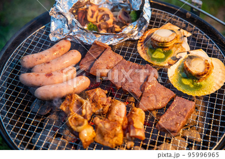 夕方から夜のバーベキュー 95996965