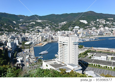 静岡県熱海港と市街地の風景 95996977
