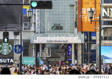 人で溢れかえる　なんば戎橋筋商店街 95997111