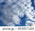 迫る雨雲 95997160