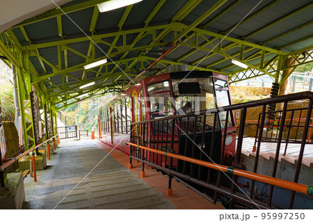 空気が澄んだ山の中を通るケーブル 95997250