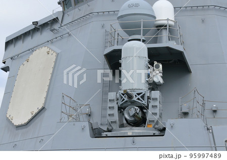 イージス艦の艦橋 対空機関砲とフェイズドアレイレーダー イージス艦の艦橋 対空機関砲とフェイズドアレイレーダー 95997489