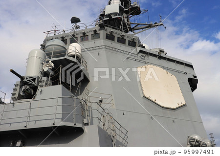 イージス艦の艦橋　対空機関砲とフェイズドアレイレーダー 95997491