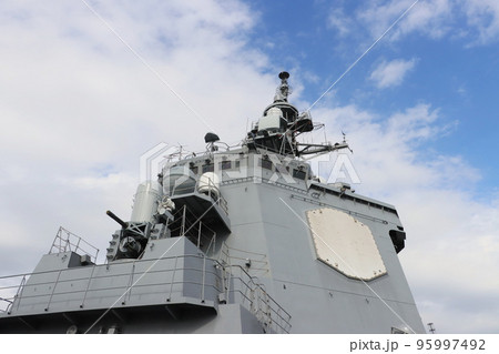 イージス艦の艦橋　対空機関砲とフェイズドアレイレーダー 95997492
