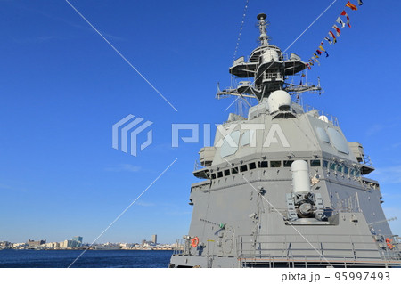 護衛艦の艦橋　対空機関砲とフェイズドアレイレーダー 95997493