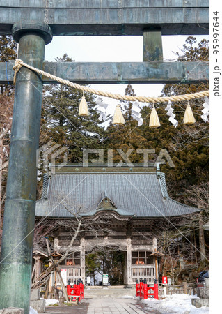 群馬県　高崎市　冬　榛名神社　鳥居と随神門（ずいしんもん） 95997644