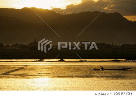 インレー湖　夕焼けの漁　霞むパゴタ 95997758