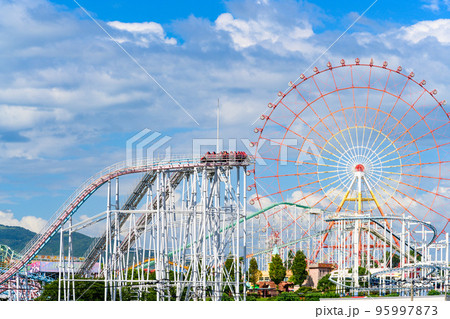 遊園地風景(初夏の楽しい行楽地)グリーンランドの写真素材 [95997873] - PIXTA