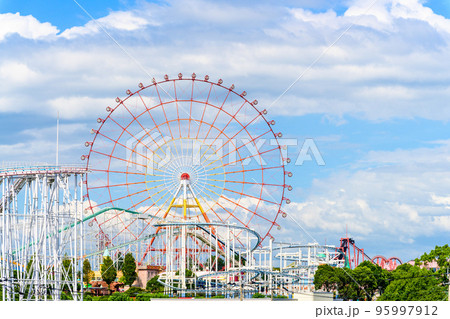遊園地風景(初夏の楽しい行楽地)グリーンランド 95997912